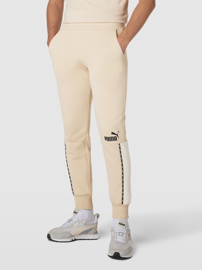 PUMA PERFORMANCE Sweatpants mit Label-Print Modell 'ESS BLOCK x TAPE' Beige 4