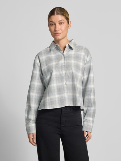 Vrouwenmodel draagt Regular fit blouse met lange mouwen van puur katoen model 'Flakaro' van OPUS in grijs en wit geruit, Dames, vooraanzicht, KI-modified