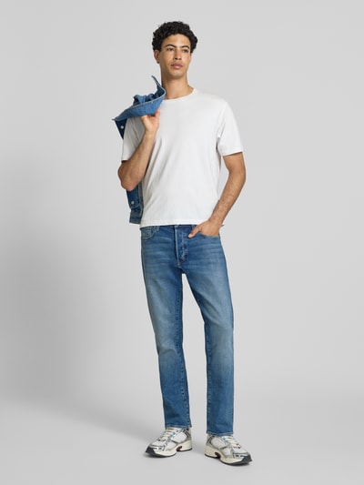 Männermodel trägt Regular Tapered Fit Jeans im Used Look Modell '3301' von G-Star Raw aus Baumwoll-Elasthan-Mix, Eingrifftaschen, Ganzkörperansicht von vorne, Bundweite 43 cm, Innenbeinlänge 79 cm, Herren Jeans.