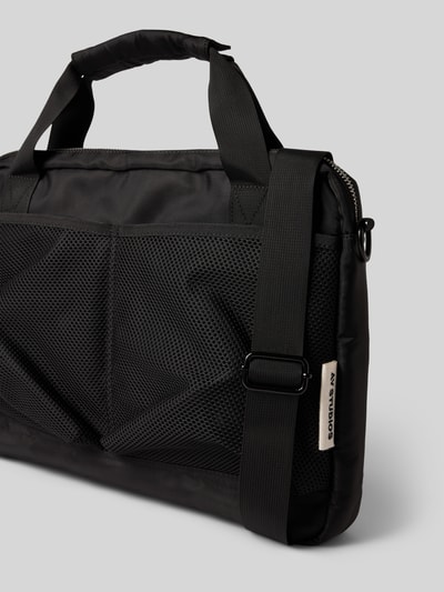 Produktfoto, schwarze Laptop-Tasche mit abnehmbarem Trageriemen von AY STUDIOS, Reißverschlussfächer außen, rechteckige Form, glatte und Netzstruktur, Maße ca. 42x32x7 cm, Schulterriemen 98 cm.