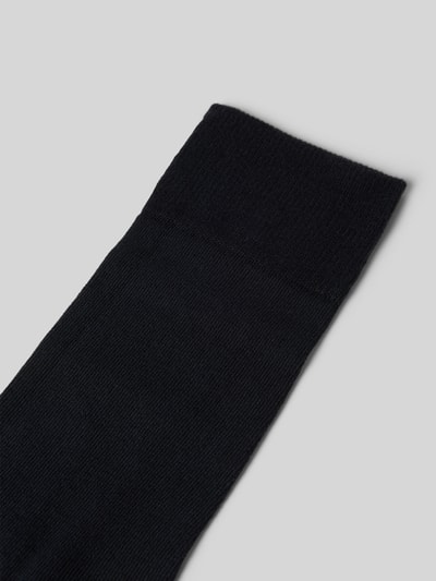 Produktfoto, schwarze Socken mit elastischen Rippenbündchen und Unifarbenes-Design Modell 'Family SO' von Falke, Label-Detail sichtbar.