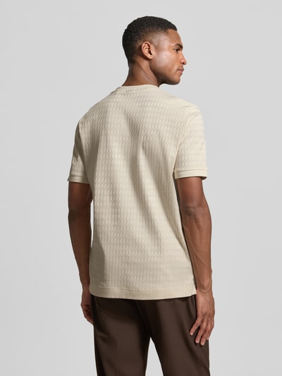 Männermodel trägt Regular Fit T-Shirt aus reiner Baumwolle Modell 'THOMSON' von BOSS in Beige mit feinem Strukturmuster, Ganzkörperansicht Rückansicht.