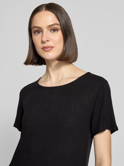 Frauenmodel trägt schwarzes Relaxed Fit Kleid aus Viskose-Mix Modell 'Tara' von ZABAIONE mit Rundhalsausschnitt, Kurzärmelig, Nahaufnahme Oberkörper.