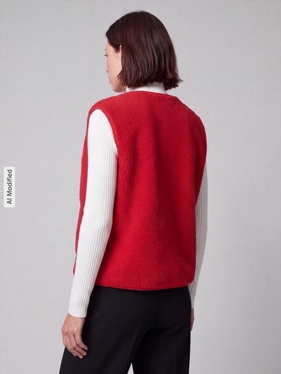Frauenmodel trägt Regular Fit Weste mit Logo-Detail von Jake*s Casual, leuchtend rot, strukturierte Oberfläche, Ganzkörperansicht Rückansicht, KI-modifiziertes Bild.