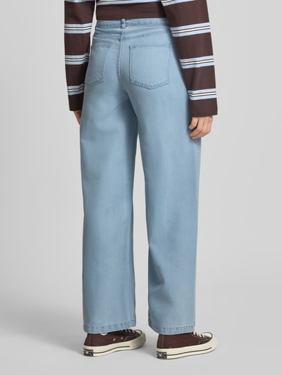 Frauenmodel trägt Wide Leg Jeans aus Lyocell-Mix Modell 'SMIDI' von Pieces in Denim-Optik, Passform Wide Leg, 5-Pocket-Design, Ganzkörperansicht Rückansicht.