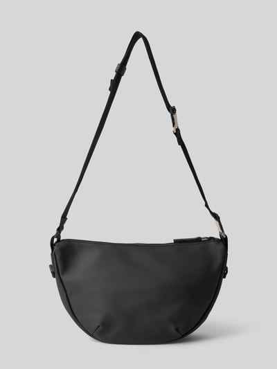 Produktfoto, schwarze Handtasche mit verstellbarem Schulterriemen Modell 'Valeria' von RAINS, glatte Oberfläche, Maße laut Kontext