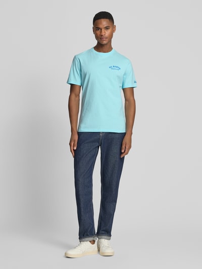 Męski t-shirt z bawełny, krój regular fit, nadruk z logo z przodu i z tyłu, wyhaftowane logo na rękawie, okrągły dekolt, długość tyłu 67 cm w rozmiarze M, T-Shirt mit Label-Prints Modell 'PORTLAND' od MC2 Saint Barth, jasnoniebieski kolor, gładka faktura, Ganzkörperansicht von vorne.
