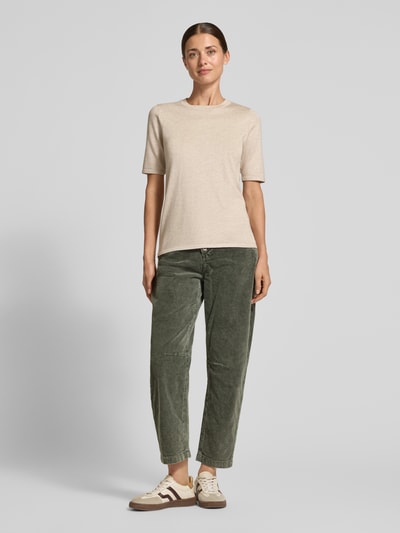 Modelka kobieca nosi Relaxed Fit Cordhose aus Baumwoll-Mix Modell 'Malibu' von Buena Vista, oliwkowa z widoczną strukturą sztruksu na tle szarym, tekstura miękka, Ganzkörperansicht von vorne, damska cordhose od Buena Vista.