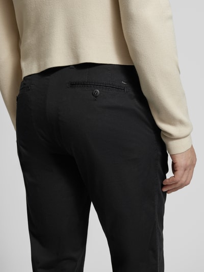 Männermodel trägt Regular Fit Hose mit Gesäßtaschen Modell 'Evans' von Brax, Baumwoll-Mix, schwarzer Farbton, Nahaufnahme Rückansicht.