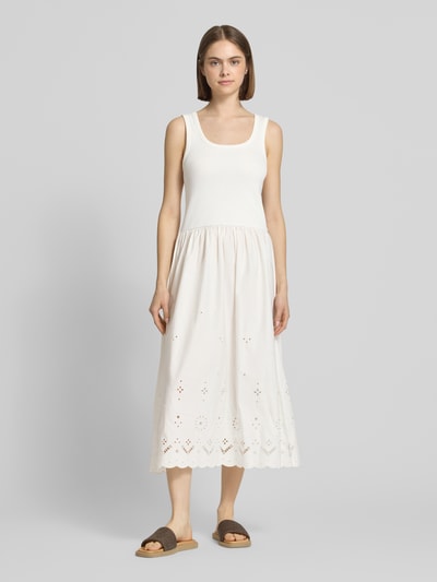 Frauenmodel trägt Ausgestelltes Freizeitkleid aus Baumwoll-Mix von Marc O'Polo Denim, unifarben, Lochstickmuster, Midi, Ganzkörperansicht von vorne.
