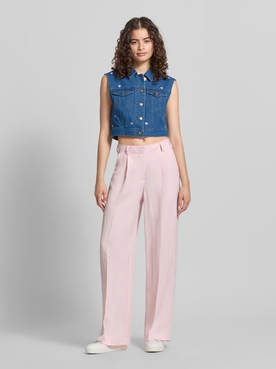Frauenmodel trägt Regular Fit Jeansweste mit Motiv-Print Modell 'VEGA' von Only in Denim-Optik, reine Baumwolle, Brusttaschen, Knopfleiste, Ganzkörperansicht von vorne.