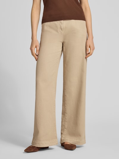 Frauenmodel trägt Wide Leg Jeans mit Eingrifftaschen von Luisa Cerano aus Baumwoll-Lyocell-Mix in Beige, Nahaufnahme Unterkörper.
