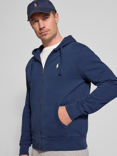 Männermodel trägt Regular Fit Sweatjacke aus reiner Baumwolle von Polo Ralph Lauren, Optik: Unifarben, Logo-Detail, Ganzkörperansicht von vorne.