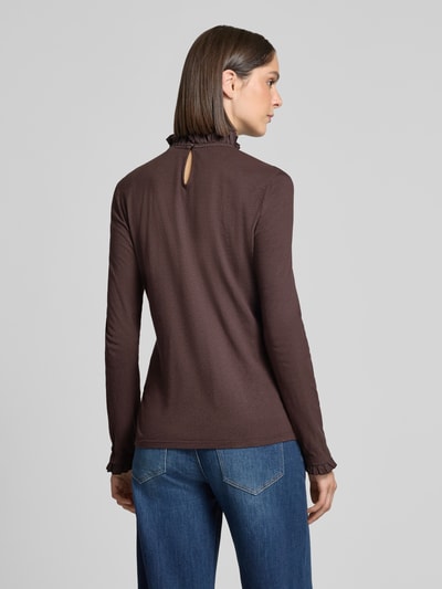 Frauenmodel trägt Longsleeve mit Rüschen von Rick & Royal aus reiner Baumwolle in Braun, gerade geschnitten, Rückenansicht, Ganzkörperansicht Rückansicht.