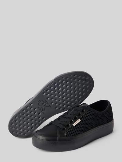 Produktfoto, Low Top Sneaker mit Plateau-Sohle von CK Calvin Klein in Optik: Unifarben und Materialverarbeitung: Mesh, runde Schuhspitze, Label-Patch, Schnürung, schwarze Plateau-Sohle