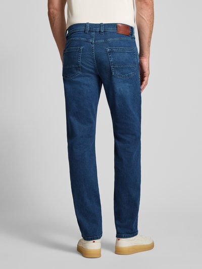 Männermodel trägt Straight Fit Jeans aus mieszanka bawełny von bugatti, kolor niebieski, 5 kieszeni, zapięcie na guzik i zamek błyskawiczny, Ganzkörperansicht Rückansicht. Szerokość w rozmiarze 32/32: 43 cm, Długość wewnętrzna nogawki: 80 cm.