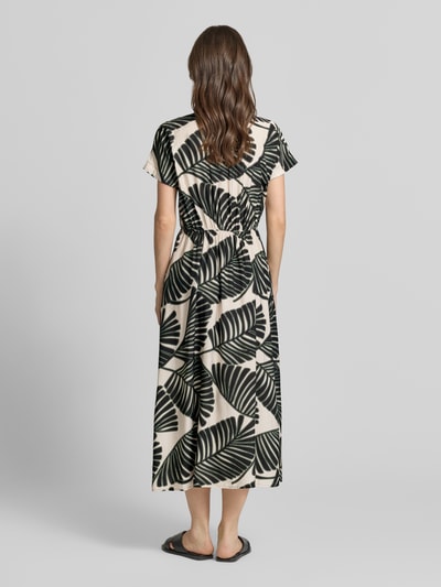 Frauenmodel trägt Midikleid aus Viskose-Mix mit floralem Allover-Print von Christian Berg Woman Selection, Rückansicht Ganzkörperansicht.