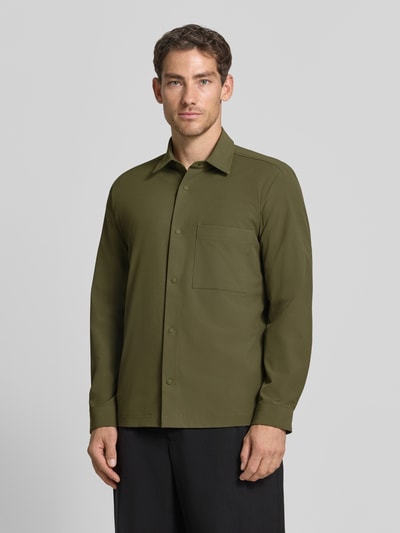 Männermodel trägt Relaxed Fit Freizeithemd mit Label-Patch Modell 'P-LEO-K-P-263' von BOSS in Olivgrün, glatte Struktur, Ganzkörperansicht von vorne, Herren Hemdjacke von BOSS.