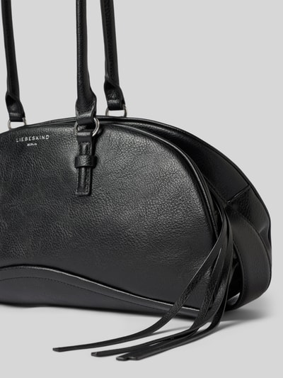 Produktfoto, Shoulder Bag aus echtem Leder Modell 'Capri' von LIEBESKIND BERLIN, schwarze Farbe, glatte Textur, sichtbares Logo, Produktkontext sichtbar.