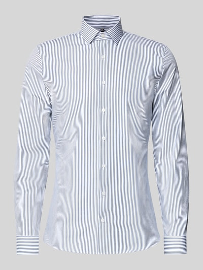 Produktfoto, Slim Fit Freizeithemd mit Kentkragen Modell 'Performance' von OLYMP No. Six, bawełniany mix elastyczny, krój slim fit, długi rękaw, pełna listwa guzikowa, mankiety sportowe, kolor biały w niebieskie paski, długość pleców 78 cm w rozmiarze 40, szerokość ramion 45 cm w rozmiarze 40, długość rękawa 68 cm w rozmiarze 40