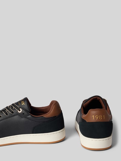 Produktfoto, Sneaker mit Label-Details Modell 'SMASH SMART' von Replay in Schwarz und Braun, genarbte Leder-Textur, abgerundete Spitze, Schnürung, Absatzhöhe 3 cm, Schafthöhe 6 cm, Schaftweite 8 cm, Herren Sneaker