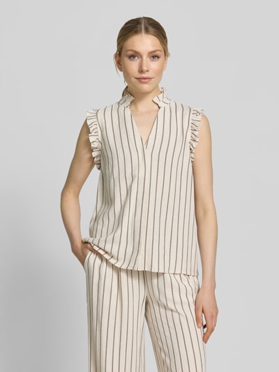 Kobiece modelka nosi Regular Fit Top mit Leinen-Anteil Modell 'VIVA' von Selected Femme, efekt: wzór w paski, aplikacja z falbanami, dekolt w serek, mieszanka wiskozy i lnu, jasne kolory, tekstura gładka, Ganzkörperansicht von vorne.