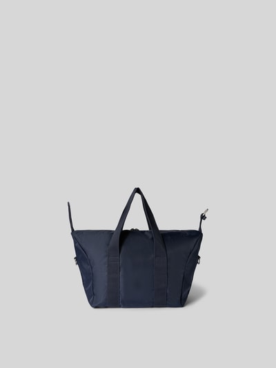 Produktfoto, Weekender mit Logo-Stitching von Lala Berlin in dunklem Blau mit Schulterhenkel, abnehmbare Schulterriemen, Zweiwegereißverschluss, Reißverschlussfach außen, Maße: Breite 57 cm, Länge 38 cm, Tiefe 24 cm, Kontrast aus glatter und strukturierter Oberfläche.