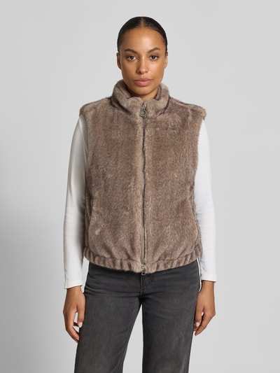 Kobiece model prezentuje Regular Fit Weste aus Kunstfell von FUCHS SCHMITT, Sztuczne futro, krój regular fit, stójka, zamek błyskawiczny dwustronny, Długość tyłu w rozmiarze 36: 55 cm, Szerokość ramion w rozmiarze 36: 42 cm, Szerokość klatki piersiowej w rozmiarze 36: 47 cm, widok całej sylwetki z przodu.