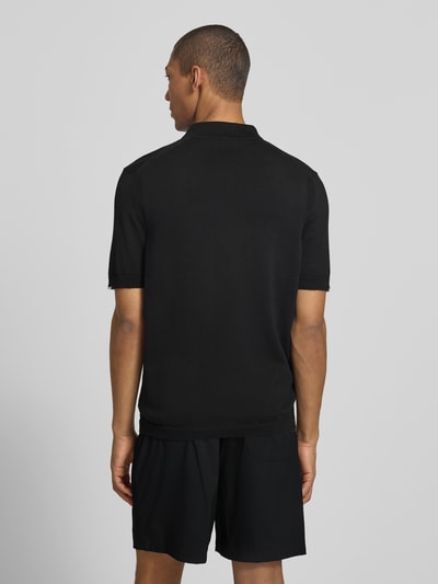Männermodel trägt Regular Fit Poloshirt aus reiner Baumwolle Modell 'KN_EVER-X' von BOSS Green, efekt: jednolity kolor, aplikacja z metką, kołnierzyk polo, dekolt w serek, zapięcie: krótki zamek błyskawiczny, krótki rękaw, zakończenie: prążkowane, wykończenie materiału: drobny splot, materiał: bawełna, Ganzkörperansicht Rückansicht