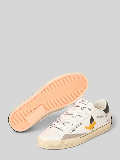 Produktfoto, Sneaker mit Motiv-Print Modell 'Distressed' von Crime London für Herren, weiß mit schwarzen und gelben Details, abgerundete Passform, Logo-Detail, Schnürverschluss, profilierte Sohle, Absatzhöhe 3 cm, Schafthöhe 7 cm, Schaftweite 9 cm, Motiv-Print auf der Seite, strukturierte Textur.
