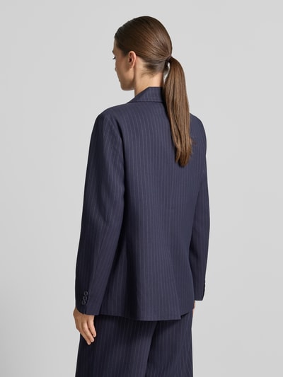 Frauenmodel trägt Regular Fit Blazer mit Viskose-Anteil Modell 'Ryan' von LOLLYS LAUNDRY in Dunkelblau mit feiner Nadelstreifenstruktur, Ganzkörperansicht Rückansicht. Elastischer Material-Mix, Reverskragen, Knopfleiste, Pattentaschen, Brusttasche.