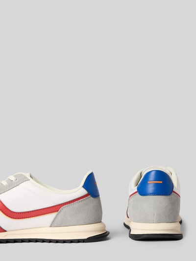 Produktfoto, Sneaker mit Label-Print Modell 'ZAYN_TENN_BNYMI' von BOSS für Herren von BOSS Orange, weiße Oberfläche mit roten und blauen Farbdetails, graue Wildleder-Elemente, strukturierte Gummisohle
