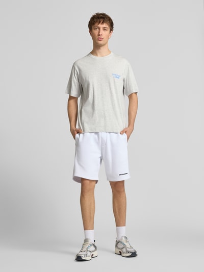 Mannenmodel draagt T-shirt met statementprint model 'NORREBRO' van Jack & Jones, puur katoen, recht model, ronde hals, ruglengte maat M 68 cm. Ganzlichaansicht van voren.