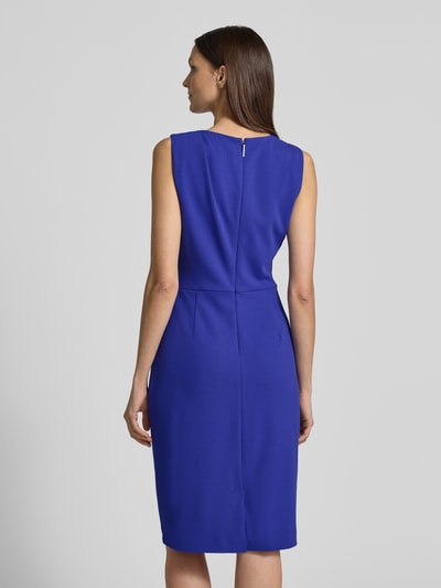 Frauenmodel trägt knielanges Etuikleid mit Rundhalsausschnitt von Calvin Klein, leuchtend blau, glatte Struktur, Material-Mix, Ganzkörperansicht Rückansicht.