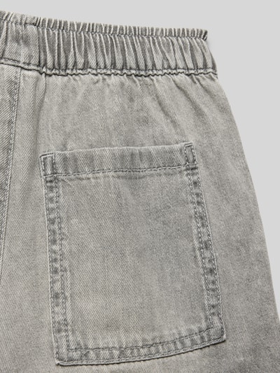 Produktfoto, Loose Fit Pull on Jeansshorts aus reiner Baumwolle von s.Oliver RED LABEL, Denim-Optik in Grau, sichtbare Gesäßtasche, elastischer Bund, Label-Applikation, reine Baumwolle