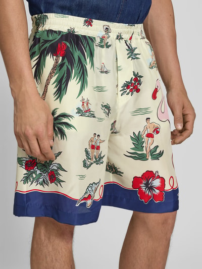 Männermodel trägt Seidenshorts aus reiner Seide von Dsquared2 mit lockerem Schnitt, elastischem Bund und glänzender Optik, Nahaufnahme Oberschenkel.