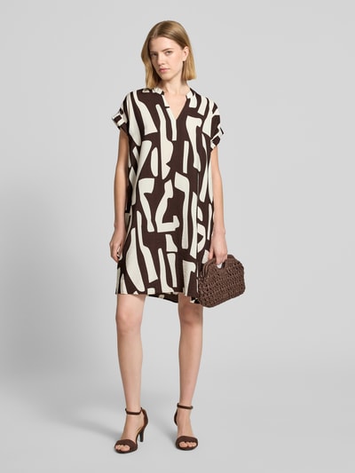 Frauenmodel trägt Knielanges Kleid mit Tunikakragen Modell 'Wulana dune' von OPUS im Viskose-Mix, Loose-Fit, abstraktes Muster in Braun und Creme, Ärmel mit fixiertem Aufschlag, Ganzkörperansicht von vorne.