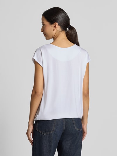 Frauenmodel trägt Relaxed Fit T-Shirt aus Viskose-Mix Modell 'Minou' von ZABAIONE mit Rundhalsausschnitt, weiß, Ganzkörperansicht Rückansicht.