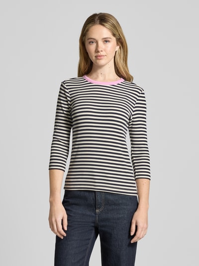 Frauenmodel trägt T-Shirt mit Streifenmuster und 3/4-Arm von Christian Berg Woman, Baumwoll-Viskose-Mix, Slim-Fit, Rundhalsausschnitt, Ganzkörperansicht von vorne.