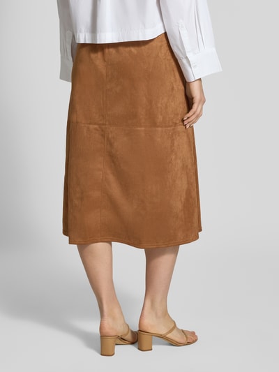 Frauenmodel trägt Regular Fit Midirock in Wildleder-Optik Modell 'Duva' von FREE/QUENT, braun, elastischer Bund, Ganzkörperansicht Rückansicht.