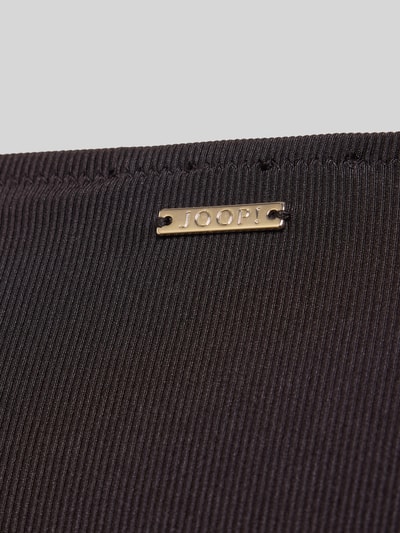 Produktfoto, schwarze Slim Fit Bikini-Hose mit gerippter Textur und Logo-Detail, Modell 'Costillas' von JOOP! Collection, Nahaufnahme.