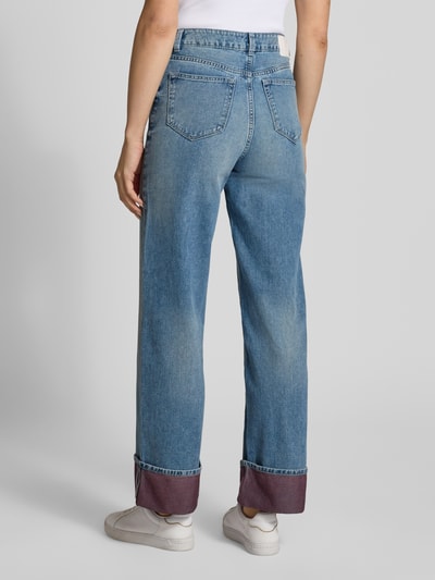 Frauenmodel trägt Wide Leg Jeans aus reiner Baumwolle Modell 'LINOU' von Tom Tailor Denim in hellblau, 5-Pocket-Design, Ganzkörperansicht Rückansicht.