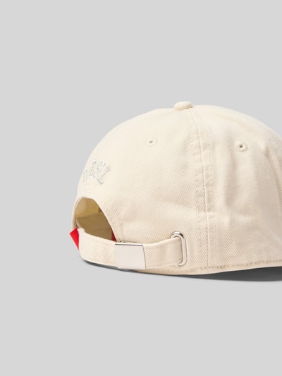 Produktfoto, Basecap mit Label-Detail von Diesel aus reiner Baumwolle, verstärkter Schirm, verstellbarer Verschluss, eingestickte Luftlöcher, beige Stoff mit strukturierter Textur.