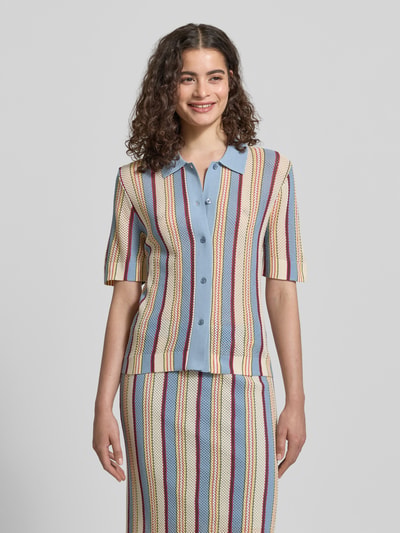 Frauenmodel trägt Slim Fit Strick-Poloshirt mit durchgehender Knopfleiste von Jake*s Casual im Allover-Look, 1/2-Arm, Ganzkörperansicht von vorne.