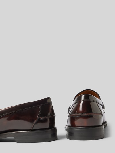 Produktfoto, Loafer aus echtem Rindsleder Modell 'STEVEN' von Vagabond in brauner Lacklederoptik, runde Schuhspitze, Blockabsatz, strukturierte Sohle