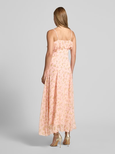 Frauenmodel trägt Abendkleid mit Spaghettiträgern Modell 'SOIREE' von YAS aus Chiffon mit Volant, florales Muster, Maxikleid, Ganzkörperansicht Rückansicht.