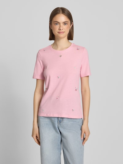 Frauenmodel trägt Regular Fit T-Shirt aus reiner Bio-Baumwolle Modell 'KETTY' von Only, rosa Melange, Motiv-Stitching, Rundhals, Kurzarm, Ganzkörperansicht von vorne.