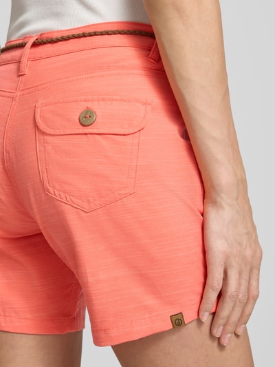 Frauenmodel trägt Bermudas mit Bindegürtel und Eingrifftaschen von G.I.G.A. DX in Apricot, Baumwoll-Mix mit Stretch-Anteil, Detailaufnahme Rückansicht.