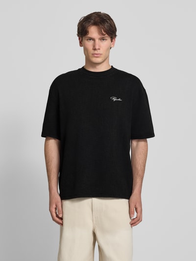 Männermodel trägt Oversized T-shirt mit structuurpatroon en labelstitching van Pegador van puur katoen, ronde hals, oversized fit, ruglengte maat M 70 cm, heren. Ganzkörperansicht van voren.