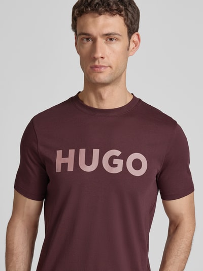 Männermodel trägt Regular Fit T-Shirt aus reiner Baumwolle Modell 'DULIVIO' von HUGO, Optik: Unifarben, Label-Print, Rundhals, Kurzarm, Nahaufnahme Oberkörper